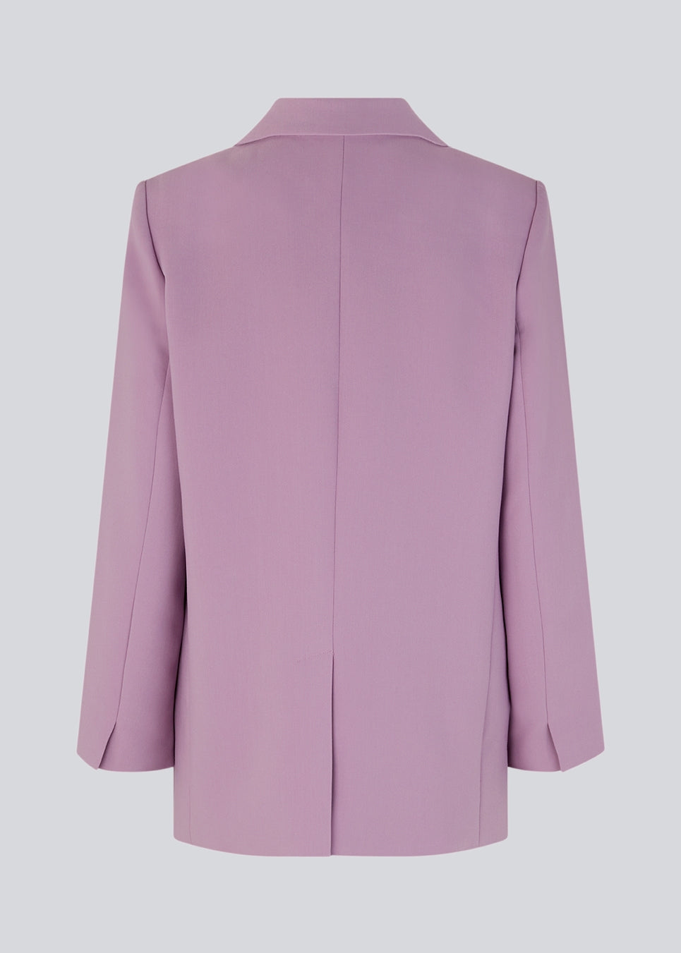 Gale blazer i farven Valerian har et klassisk og elegant design, som kommer til udtryk i den flotte reverskrave og den lange pasform. Blazeren har knaplukning fortil og en brystlomme i venstre side. Style blazeren med matchende bukser: Gale pants.