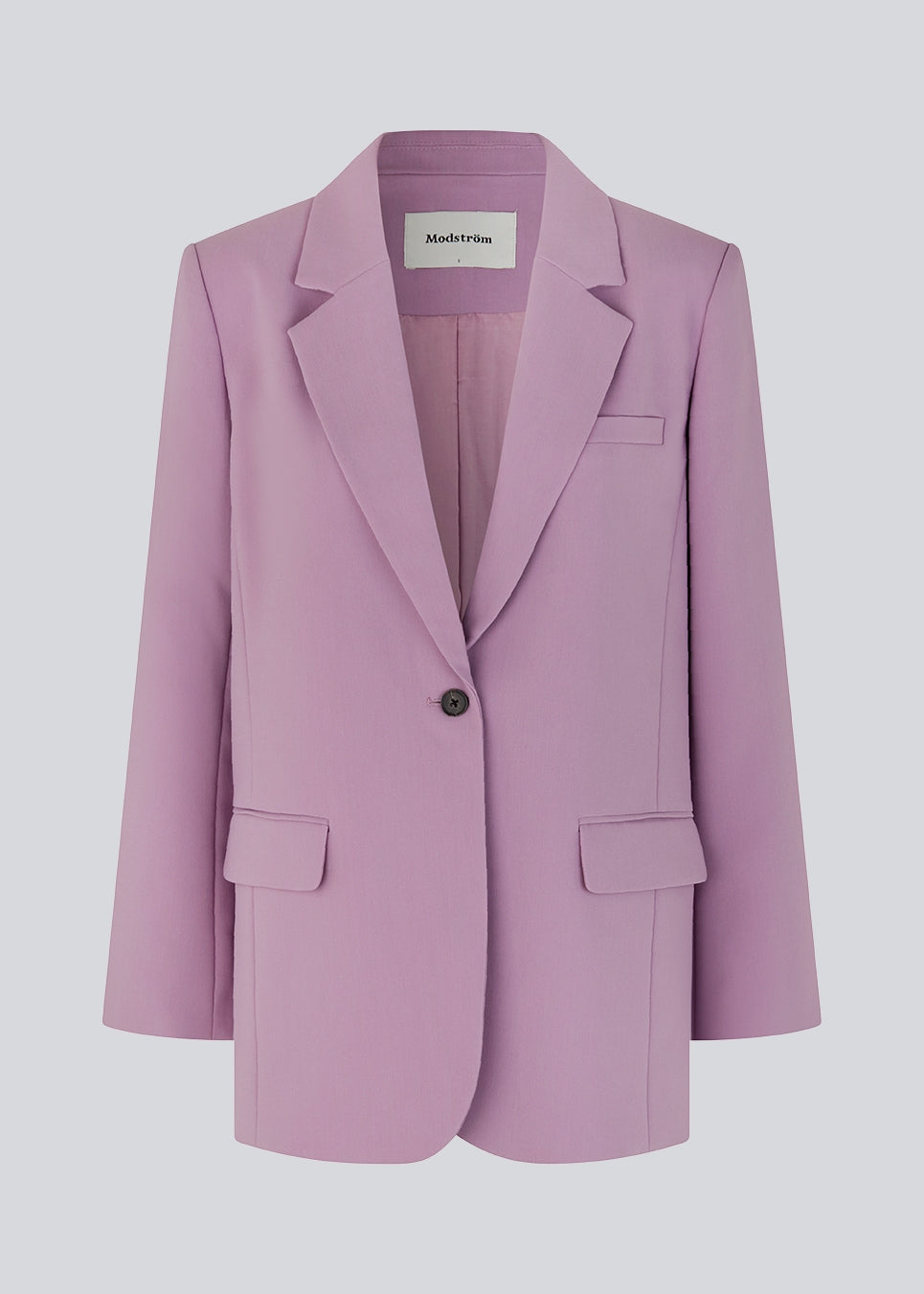 Gale blazer i farven Valerian har et klassisk og elegant design, som kommer til udtryk i den flotte reverskrave og den lange pasform. Blazeren har knaplukning fortil og en brystlomme i venstre side. Style blazeren med matchende bukser: Gale pants.