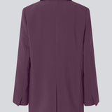 Gale blazer har et klassisk og elegant design, som kommer til udtryk i den flotte reverskrave og den lange pasform. Blazeren har knaplukning fortil og en brystlomme i venstre side. Modellen er 175 cm og har en størrelse S/36 på.