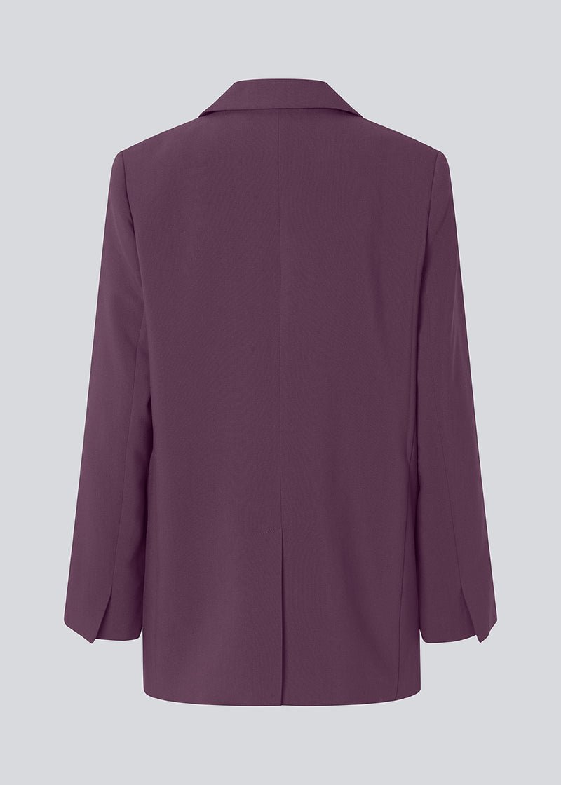 Gale blazer har et klassisk og elegant design, som kommer til udtryk i den flotte reverskrave og den lange pasform. Blazeren har knaplukning fortil og en brystlomme i venstre side. Modellen er 175 cm og har en størrelse S/36 på.