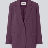 Gale blazer har et klassisk og elegant design, som kommer til udtryk i den flotte reverskrave og den lange pasform. Blazeren har knaplukning fortil og en brystlomme i venstre side. Modellen er 175 cm og har en størrelse S/36 på.