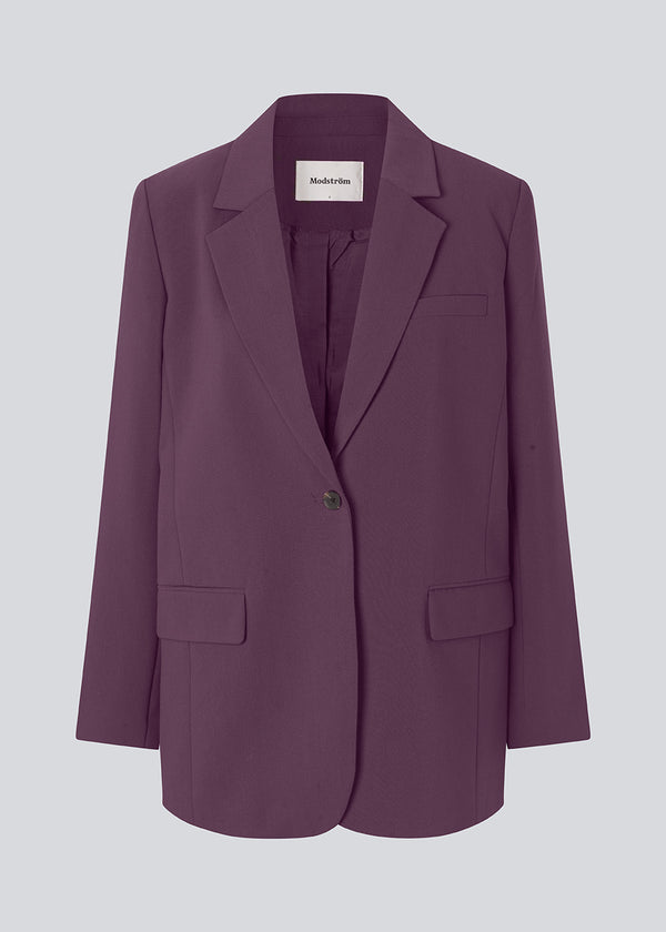 Gale blazer har et klassisk og elegant design, som kommer til udtryk i den flotte reverskrave og den lange pasform. Blazeren har knaplukning fortil og en brystlomme i venstre side. Modellen er 175 cm og har en størrelse S/36 på.