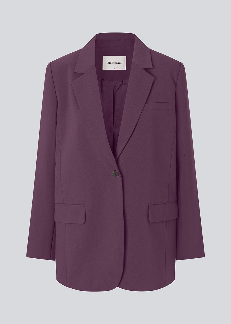 Gale blazer har et klassisk og elegant design, som kommer til udtryk i den flotte reverskrave og den lange pasform. Blazeren har knaplukning fortil og en brystlomme i venstre side. Modellen er 175 cm og har en størrelse S/36 på.