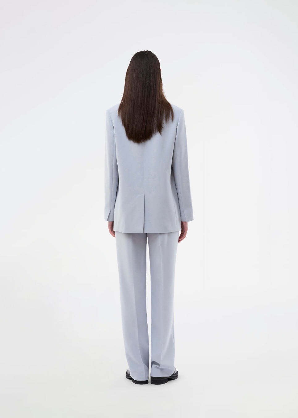 Gale blazer har et klassisk og elegant design, som kommer til udtryk i den flotte reverskrave og den lange pasform. Blazeren har knaplukning fortil og en brystlomme i venstre side. Modellen er 175 cm og har en størrelse S/36 på.