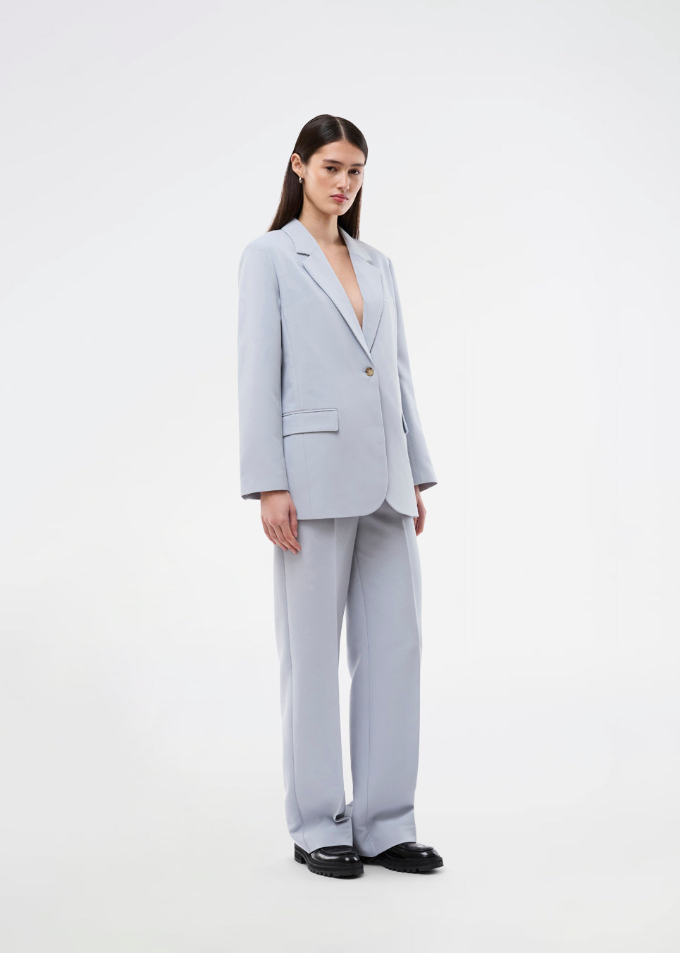 Gale blazer har et klassisk og elegant design, som kommer til udtryk i den flotte reverskrave og den lange pasform. Blazeren har knaplukning fortil og en brystlomme i venstre side. Modellen er 175 cm og har en størrelse S/36 på.