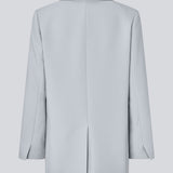 Gale blazer har et klassisk og elegant design, som kommer til udtryk i den flotte reverskrave og den lange pasform. Blazeren har knaplukning fortil og en brystlomme i venstre side. Modellen er 175 cm og har en størrelse S/36 på.