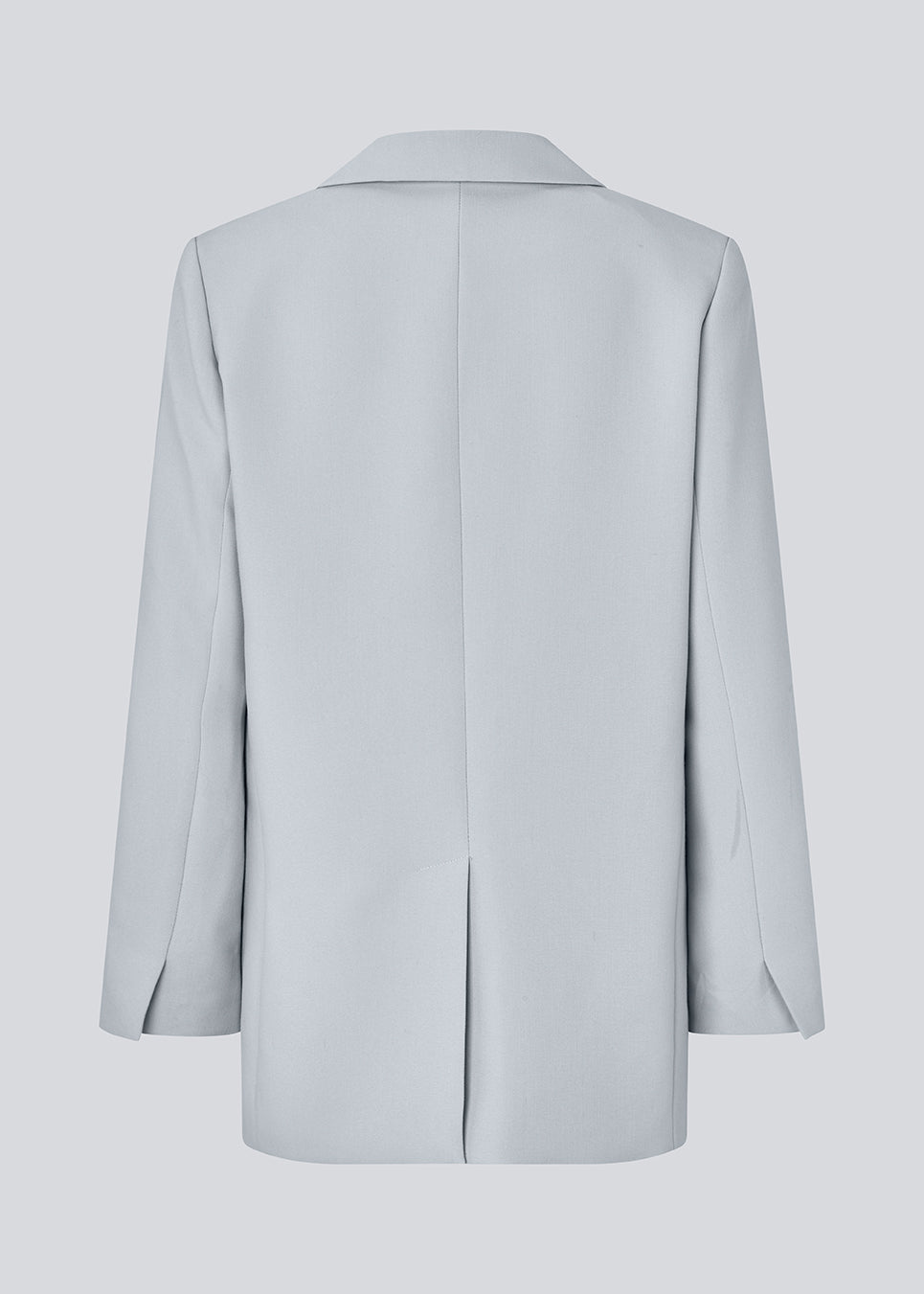 Gale blazer har et klassisk og elegant design, som kommer til udtryk i den flotte reverskrave og den lange pasform. Blazeren har knaplukning fortil og en brystlomme i venstre side. Modellen er 175 cm og har en størrelse S/36 på.