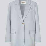 Gale blazer har et klassisk og elegant design, som kommer til udtryk i den flotte reverskrave og den lange pasform. Blazeren har knaplukning fortil og en brystlomme i venstre side. Modellen er 175 cm og har en størrelse S/36 på.