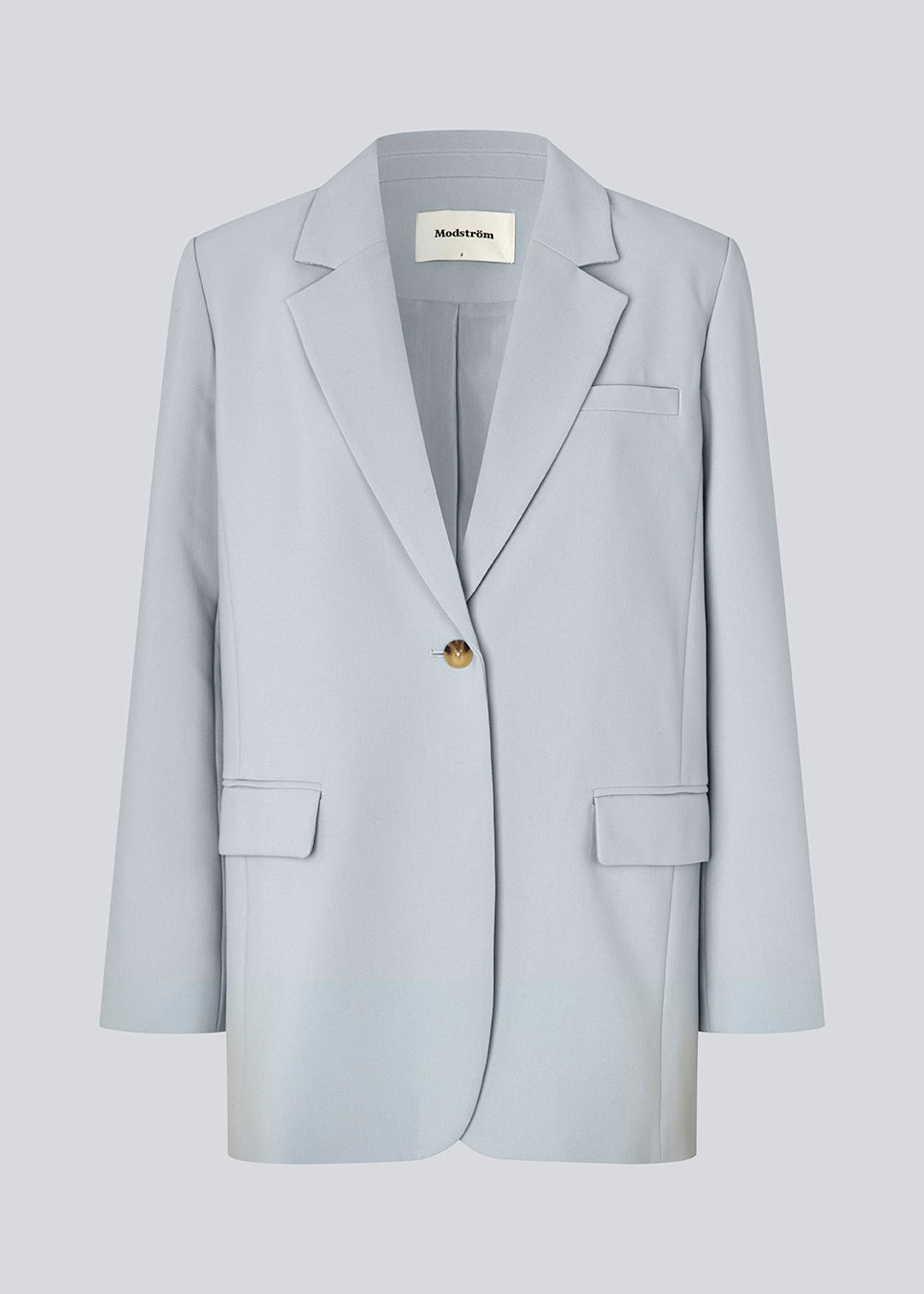 Gale blazer har et klassisk og elegant design, som kommer til udtryk i den flotte reverskrave og den lange pasform. Blazeren har knaplukning fortil og en brystlomme i venstre side. Modellen er 175 cm og har en størrelse S/36 på.