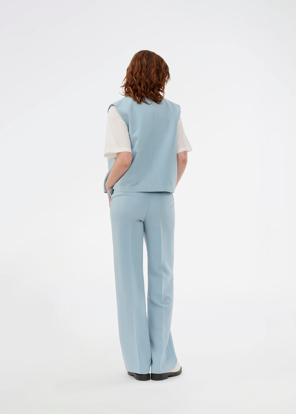Gale pants i blå har et klassisk design. Buksen har lige, vide ben med pressefolder som skaber et elegant udtryk. Modellen er 175 cm og har en størrelse S/36 på.&nbsp;