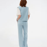 Gale pants i blå har et klassisk design. Buksen har lige, vide ben med pressefolder som skaber et elegant udtryk. Modellen er 175 cm og har en størrelse S/36 på.&nbsp;