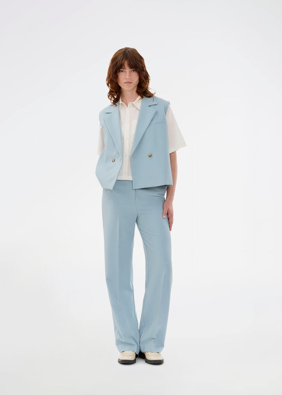 Gale pants i blå har et klassisk design. Buksen har lige, vide ben med pressefolder som skaber et elegant udtryk. Modellen er 175 cm og har en størrelse S/36 på.&nbsp;