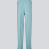 Gale pants i blå har et klassisk design. Buksen har lige, vide ben med pressefolder som skaber et elegant udtryk. Modellen er 175 cm og har en størrelse S/36 på.&nbsp;