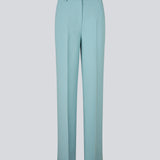 Gale pants i blå har et klassisk design. Buksen har lige, vide ben med pressefolder som skaber et elegant udtryk. Modellen er 175 cm og har en størrelse S/36 på.&nbsp;