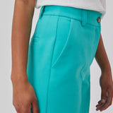 Gale pants i turkis har et klassisk design. Buksen har lige, vide ben med pressefolder som skaber et elegant udtryk. Modellen er 175 cm og har en størrelse S/36 på. Indersøm (S/36): 83 cm Bukserne forlænges med 0,5 cm for hver størrelse.