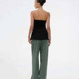 Gale pants i mørkegrøn har et klassisk design. Buksen har lige, vide ben med pressefolder som skaber et elegant udtryk. Modellen er 175 cm og har en størrelse S/36 på.&nbsp;