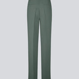 Gale pants i mørkegrøn har et klassisk design. Buksen har lige, vide ben med pressefolder som skaber et elegant udtryk. Modellen er 175 cm og har en størrelse S/36 på.&nbsp;