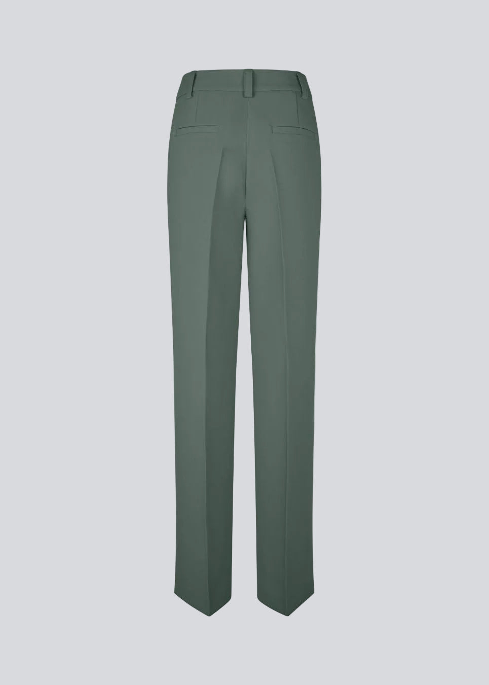 Gale pants i mørkegrøn har et klassisk design. Buksen har lige, vide ben med pressefolder som skaber et elegant udtryk. Modellen er 175 cm og har en størrelse S/36 på.&nbsp;
