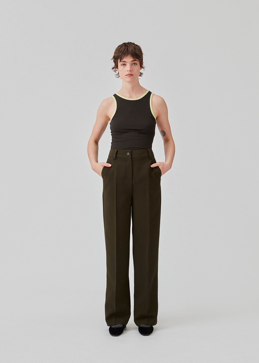 Gale pants har et klassisk design i mørkegrøn. Buksen har lige, vide ben med pressefolder som skaber et elegant udtryk. Modellen er 175 cm og har en størrelse S/36 på. Indersøm (S/36): 83 cm Bukserne forlænges med 0,5 cm for hver størrelse. Style bukserne med matchende blazer i samme farve: Gale blazer.