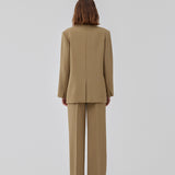 Gale pants i farven Dune har et klassisk design. Buksen har lige, vide ben med pressefolder som skaber et elegant udtryk. Indersøm (S/36): 83 cm Bukserne forlænges med 0,5 cm for hver størrelse.  Modellen er 177 cm og har en størrelse S/36 på.