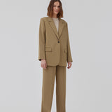 Gale pants i farven Dune har et klassisk design. Buksen har lige, vide ben med pressefolder som skaber et elegant udtryk. Indersøm (S/36): 83 cm Bukserne forlænges med 0,5 cm for hver størrelse.  Modellen er 177 cm og har en størrelse S/36 på.