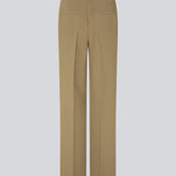 Gale pants i farven Dune har et klassisk design. Buksen har lige, vide ben med pressefolder som skaber et elegant udtryk. Indersøm (S/36): 83 cm Bukserne forlænges med 0,5 cm for hver størrelse.  Modellen er 177 cm og har en størrelse S/36 på.  Style bukserne med matchende blazer 