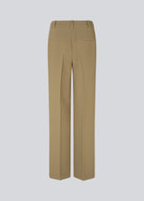 Gale pants i farven Dune har et klassisk design. Buksen har lige, vide ben med pressefolder som skaber et elegant udtryk. Indersøm (S/36): 83 cm Bukserne forlænges med 0,5 cm for hver størrelse.  Modellen er 177 cm og har en størrelse S/36 på.  Style bukserne med matchende blazer 