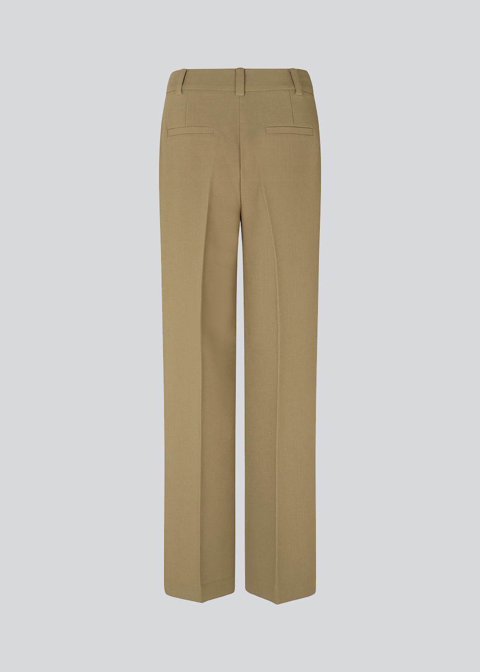 Gale pants i farven Dune har et klassisk design. Buksen har lige, vide ben med pressefolder som skaber et elegant udtryk. Indersøm (S/36): 83 cm Bukserne forlænges med 0,5 cm for hver størrelse.  Modellen er 177 cm og har en størrelse S/36 på.  Style bukserne med matchende blazer 