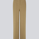 Gale pants i farven Dune har et klassisk design. Buksen har lige, vide ben med pressefolder som skaber et elegant udtryk. Indersøm (S/36): 83 cm Bukserne forlænges med 0,5 cm for hver størrelse.  Modellen er 177 cm og har en størrelse S/36 på.  Style bukserne med matchende blazer 