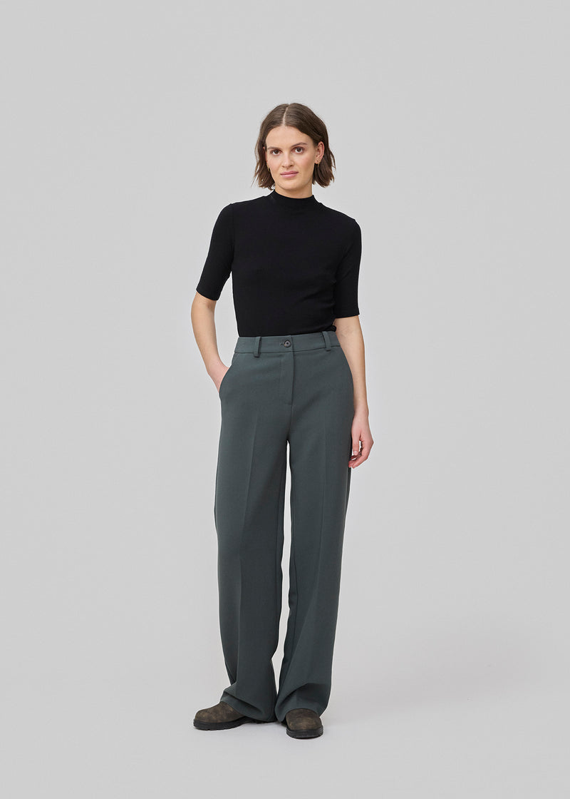 Gale pants har et klassisk design. Buksen har lige, vide ben med pressefolder som skaber et elegant udtryk. Modellen er 175 cm og har en størrelse S/36 på. Indersøm (S/36): 83 cm Bukserne forlænges med 0,5 cm for hver størrelse.