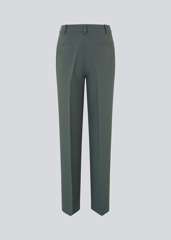 Gale pants har et klassisk design. Buksen har lige, vide ben med pressefolder som skaber et elegant udtryk. Modellen er 175 cm og har en størrelse S/36 på. Indersøm (S/36): 83 cm Bukserne forlænges med 0,5 cm for hver størrelse.