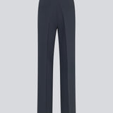 Gale pants i midnight blue har et klassisk design. Buksen har lige, vide ben med pressefolder som skaber et elegant udtryk. Indersøm (S/36): 83 cm Bukserne forlænges med 0,5 cm for hver størrelse.   Style bukserne med matchende blazer i samme farve: Gale blazer.