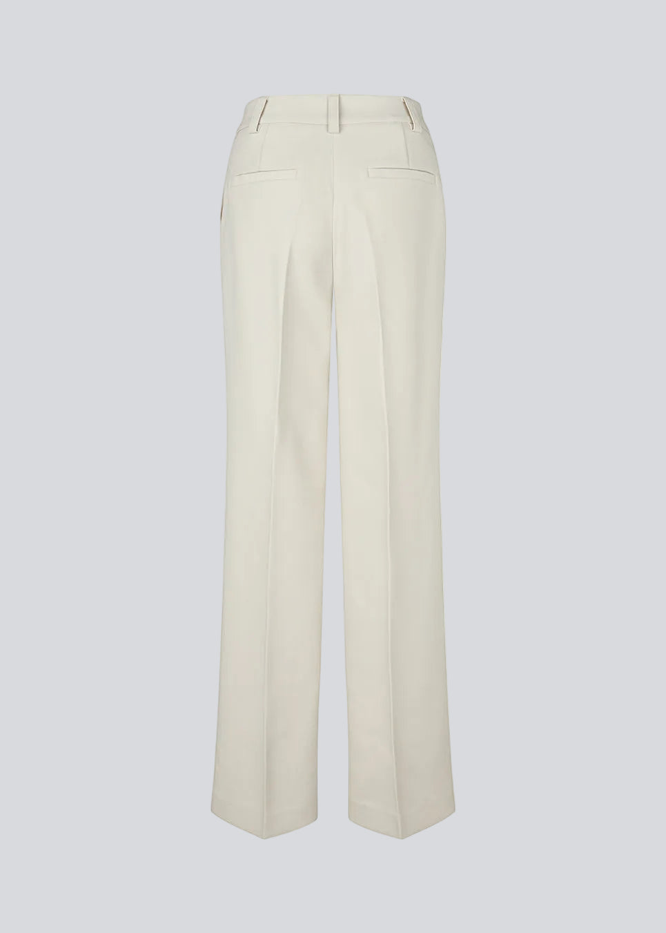 Gale pants i beige har et klassisk design. Buksen har lige, vide ben med pressefolder som skaber et elegant udtryk. Modellen er 175 cm og har en størrelse S/36 på.

Størrelse:
• Talje: 74 cm i S, falder/stiger med 5 cm. pr. størrelse.
• Hofte: 82 cm i S, falder/stiger med 5 cm. pr. størrelse.
• Inseam (måles fra skridtet til gulvet): 81 cm i S, falder/stiger med 0,5 cm. pr. størrelse.

Materiale:
5% Elastan
76% Recycled Polyester
19% Viskose

Foer:
35% Polyester
65% Viskose