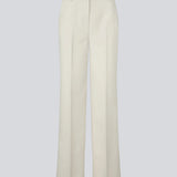 Gale pants i beige har et klassisk design. Buksen har lige, vide ben med pressefolder som skaber et elegant udtryk. Modellen er 175 cm og har en størrelse S/36 på.

Størrelse:
• Talje: 74 cm i S, falder/stiger med 5 cm. pr. størrelse.
• Hofte: 82 cm i S, falder/stiger med 5 cm. pr. størrelse.
• Inseam (måles fra skridtet til gulvet): 81 cm i S, falder/stiger med 0,5 cm. pr. størrelse.

Materiale:
5% Elastan
76% Recycled Polyester
19% Viskose

Foer:
35% Polyester
65% Viskose