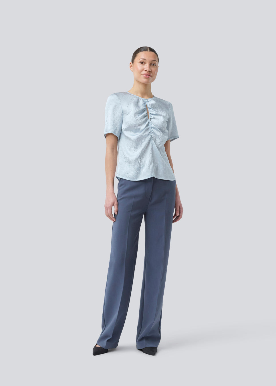 Gale pants har et klassisk design. Buksen har lige, vide ben med pressefolder som skaber et elegant udtryk. Modellen er 175 cm og har en størrelse S/36 på. Indersøm (S/36): 83 cm Bukserne forlænges med 0,5 cm for hver størrelse.