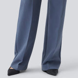 Gale pants har et klassisk design. Buksen har lige, vide ben med pressefolder som skaber et elegant udtryk. Modellen er 175 cm og har en størrelse S/36 på. Indersøm (S/36): 83 cm Bukserne forlænges med 0,5 cm for hver størrelse.