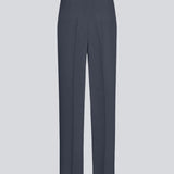 Gale pants har et klassisk design. Buksen har lige, vide ben med pressefolder som skaber et elegant udtryk. Modellen er 175 cm og har en størrelse S/36 på. Indersøm (S/36): 83 cm Bukserne forlænges med 0,5 cm for hver størrelse.