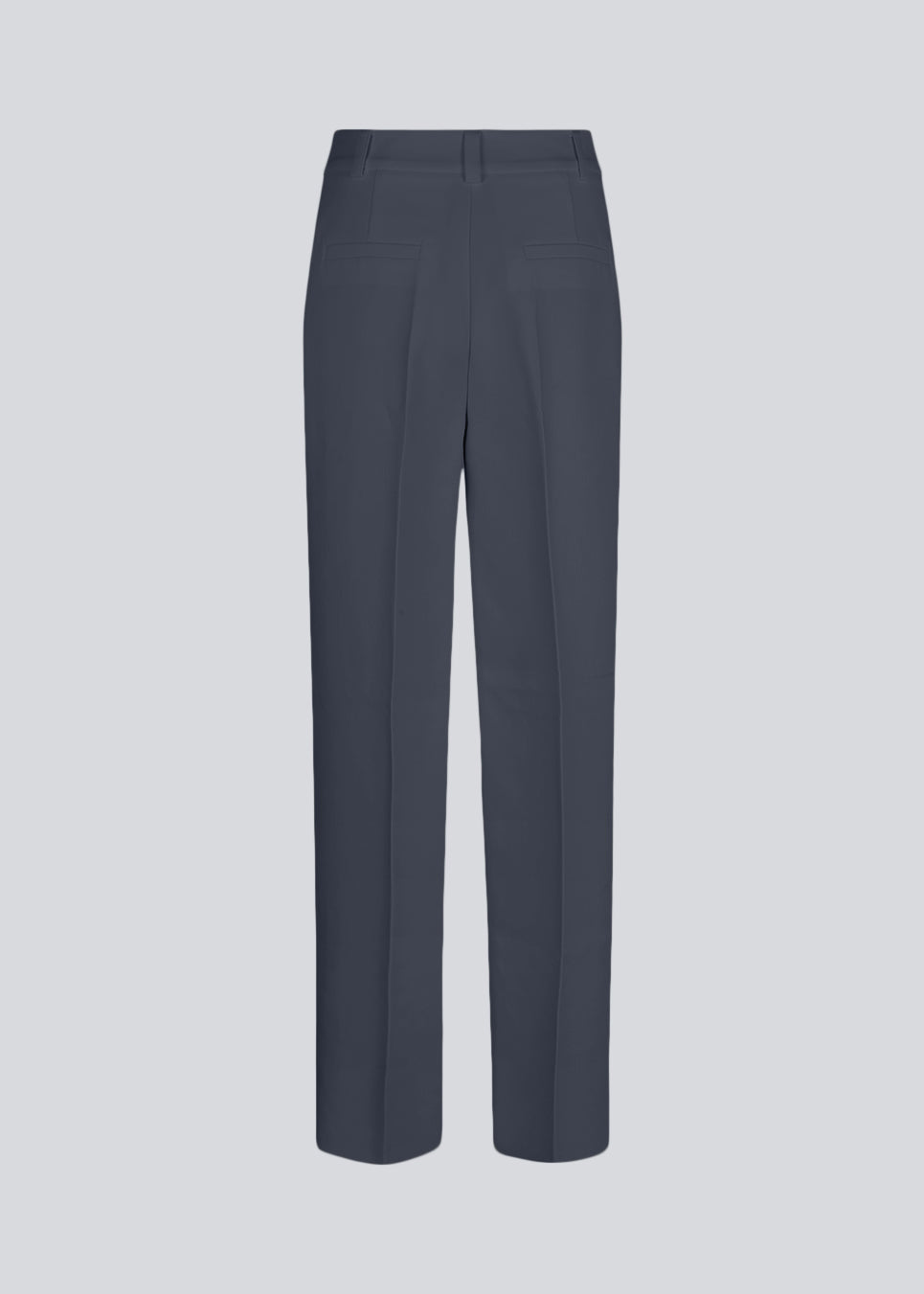Gale pants har et klassisk design. Buksen har lige, vide ben med pressefolder som skaber et elegant udtryk. Modellen er 175 cm og har en størrelse S/36 på. Indersøm (S/36): 83 cm Bukserne forlænges med 0,5 cm for hver størrelse.