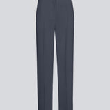 Gale pants har et klassisk design. Buksen har lige, vide ben med pressefolder som skaber et elegant udtryk. Modellen er 175 cm og har en størrelse S/36 på. Indersøm (S/36): 83 cm Bukserne forlænges med 0,5 cm for hver størrelse.