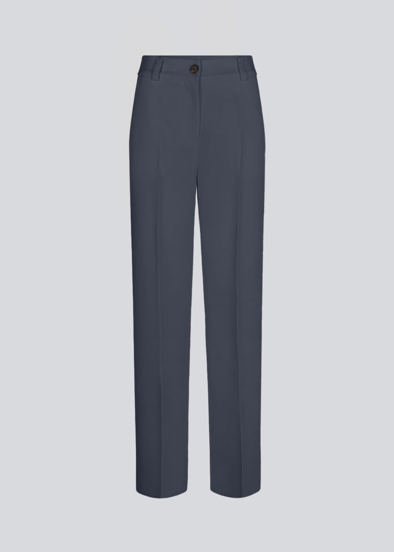 Gale pants har et klassisk design. Buksen har lige, vide ben med pressefolder som skaber et elegant udtryk. Modellen er 175 cm og har en størrelse S/36 på. Indersøm (S/36): 83 cm Bukserne forlænges med 0,5 cm for hver størrelse.