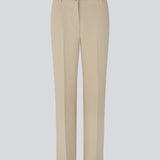 Gale pants i Powder Sand har et klassisk design. Buksen har lige, vide ben med pressefolder som skaber et elegant udtryk. Indersøm (S/36): 83 cm Bukserne forlænges med 0,5 cm for hver størrelse. Style bukserne med matchende blazer: Gale blazer eller GaleMD straight blazer.