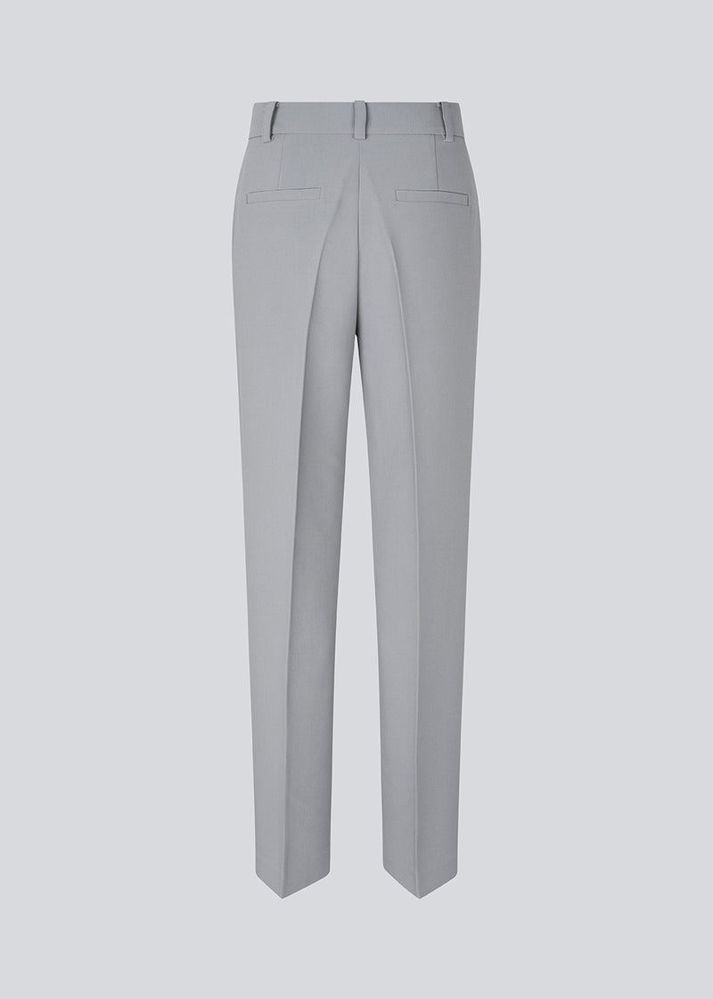 Gale pants har et klassisk design. Buksen har lige, vide ben med pressefolder som skaber et elegant udtryk.