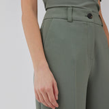 Gale pants i grøn har et klassisk design. Buksen har lige, vide ben med pressefolder som skaber et elegant udtryk. Modellen er 175 cm og har en størrelse S/36 på. Indersøm (S/36): 83 cm Bukserne forlænges med 0,5 cm for hver størrelse.