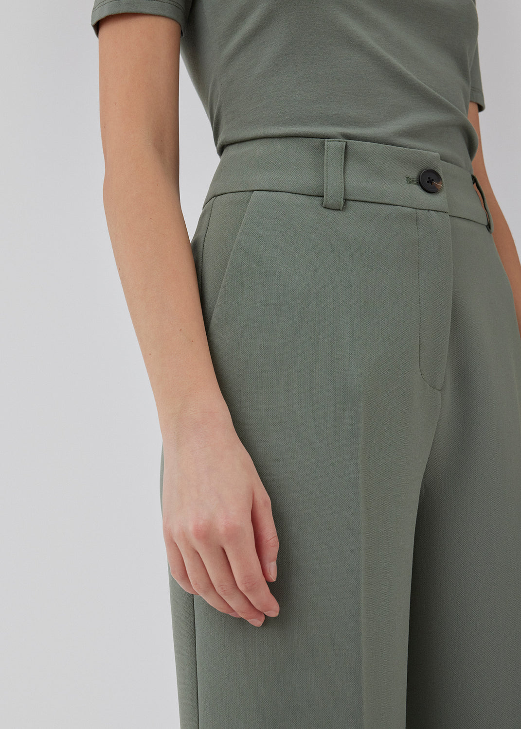 Gale pants i grøn har et klassisk design. Buksen har lige, vide ben med pressefolder som skaber et elegant udtryk. Modellen er 175 cm og har en størrelse S/36 på. Indersøm (S/36): 83 cm Bukserne forlænges med 0,5 cm for hver størrelse.