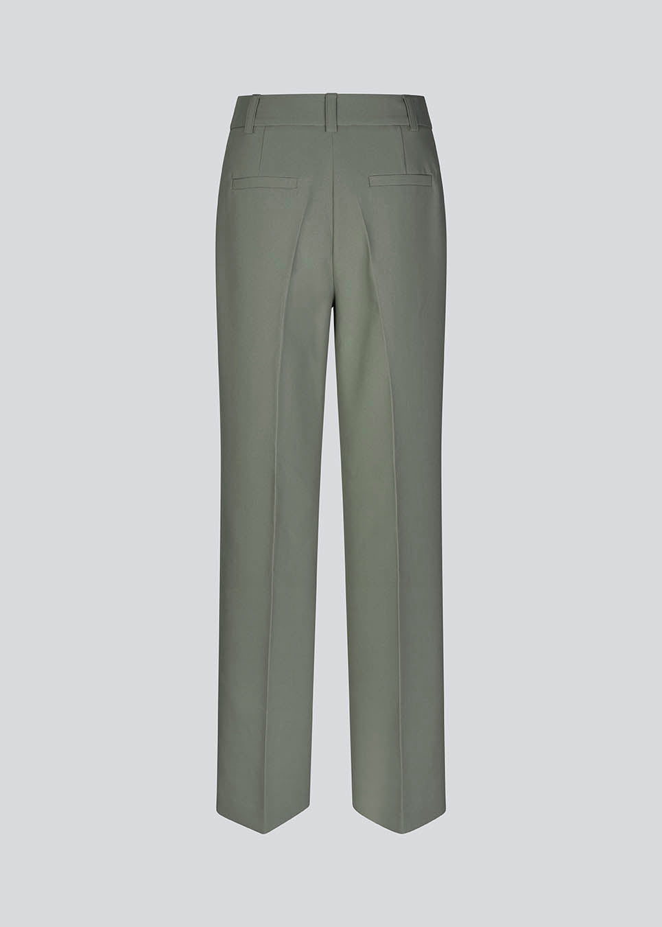 Gale pants i grøn har et klassisk design. Buksen har lige, vide ben med pressefolder som skaber et elegant udtryk. Modellen er 175 cm og har en størrelse S/36 på. Indersøm (S/36): 83 cm Bukserne forlænges med 0,5 cm for hver størrelse.
