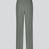 Gale pants i grøn har et klassisk design. Buksen har lige, vide ben med pressefolder som skaber et elegant udtryk. Modellen er 175 cm og har en størrelse S/36 på. Indersøm (S/36): 83 cm Bukserne forlænges med 0,5 cm for hver størrelse.