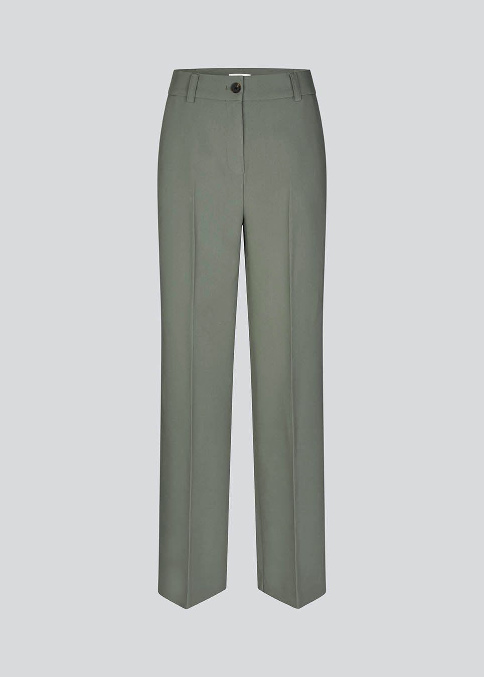Gale pants i grøn har et klassisk design. Buksen har lige, vide ben med pressefolder som skaber et elegant udtryk. Modellen er 175 cm og har en størrelse S/36 på. Indersøm (S/36): 83 cm Bukserne forlænges med 0,5 cm for hver størrelse.