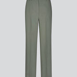Gale pants i grøn har et klassisk design. Buksen har lige, vide ben med pressefolder som skaber et elegant udtryk. Modellen er 175 cm og har en størrelse S/36 på. Indersøm (S/36): 83 cm Bukserne forlænges med 0,5 cm for hver størrelse.