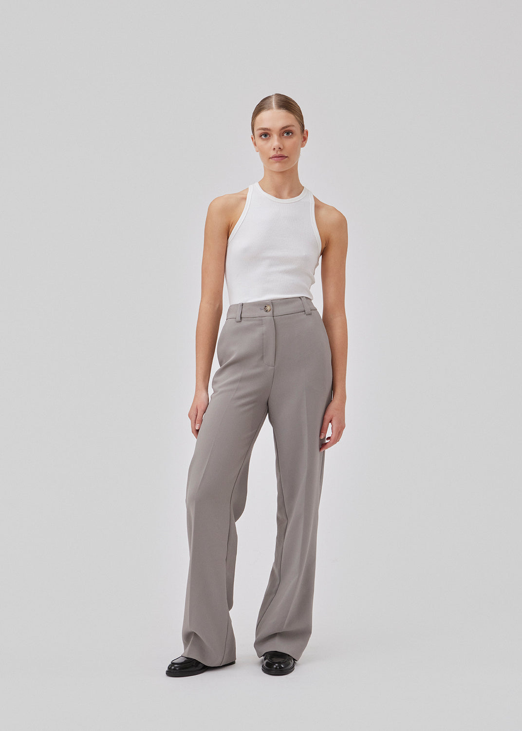 Gale pants har et klassisk design. Buksen har lige, vide ben med pressefolder som skaber et elegant udtryk. Modellen er 175 cm og har en størrelse S/36 på. Indersøm (S/36): 83 cm Bukserne forlænges med 0,5 cm for hver størrelse.