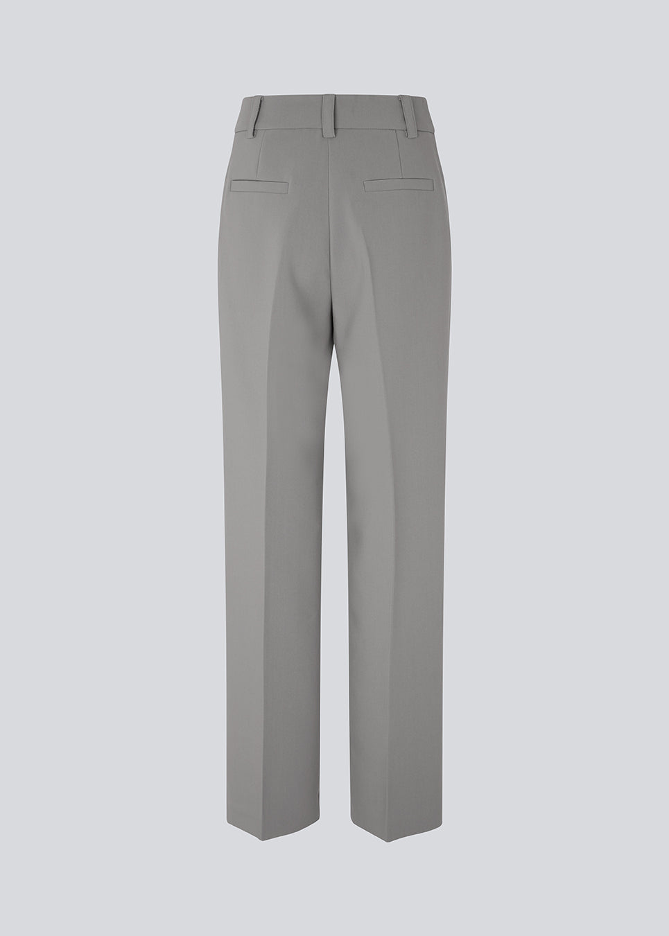 Gale pants har et klassisk design. Buksen har lige, vide ben med pressefolder som skaber et elegant udtryk. Modellen er 175 cm og har en størrelse S/36 på. Indersøm (S/36): 83 cm Bukserne forlænges med 0,5 cm for hver størrelse.